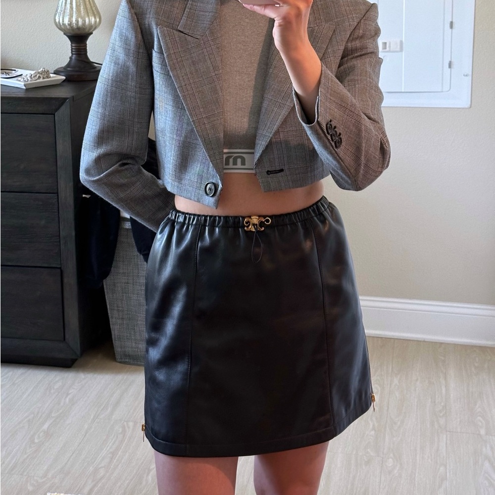 CELINE skirt in Lambskin. Black leather. Size 38 FR.